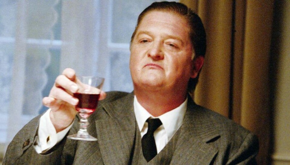 Til rollen som den kyniske patriark i Regner Grastens produktion af Christian Kampmanns 'Familien Gregersen' lod han sig til dels inspirere af 'The Godfather'. - Det er altid de gode roller, der er forbrydere, ågerkarle og dumme svin. Mit håb er derfor, at folk betragter Mogens Gregersen som et røvhul. Det er i hvert fald det, jeg har bestræbt mig på at agere, sagde han til Fyens Stiftstidende.