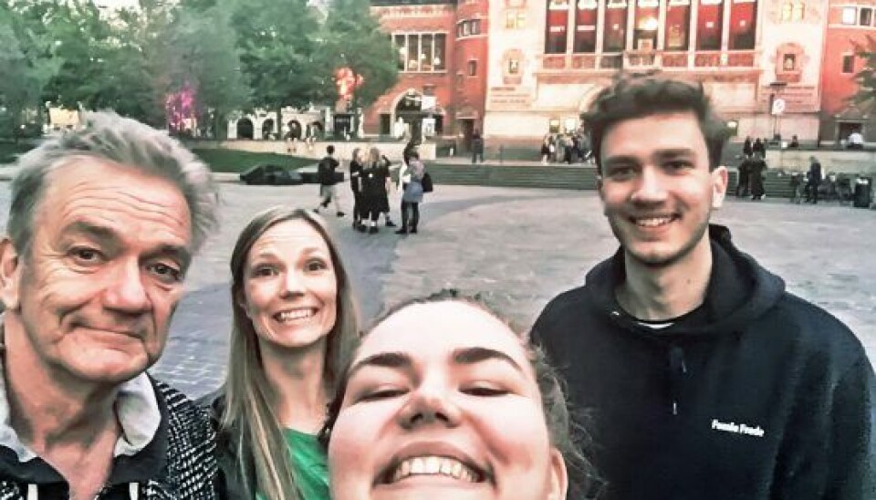 Lars’ børn, Lærke, 37, Luna 26, og og Sofus, 23, havde givet ham billetter til musikforestillingen 'The Rocky Horror Picture Show' på Aarhus Teater (Foto: Privat)
