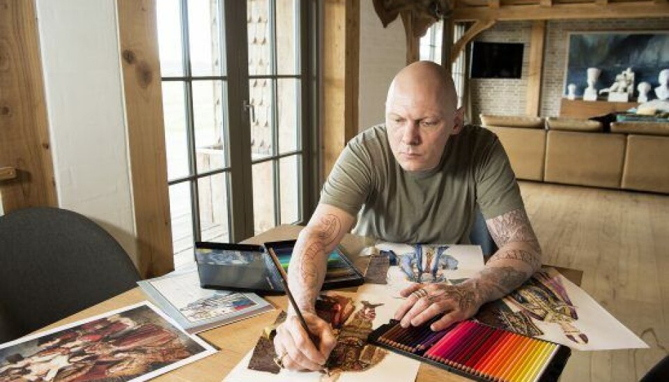 Mange af Jims kreative processer foregår i hjemmet. Spisestuen bliver brugt til både at tegne, male, sy og tænke nyt, mens en stor sal i huset bliver brugt som fotostudie (Foto: Peter Hauerbach)