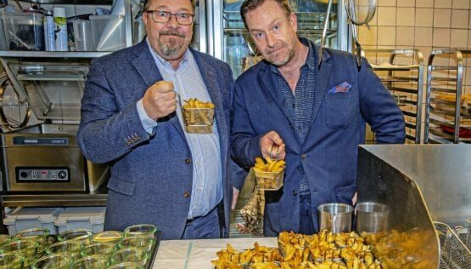 James og Adam var lige et smut i køkkenet for at sikre sig, at pomfritterne var sprøde som altid (Foto: Michael Stub)