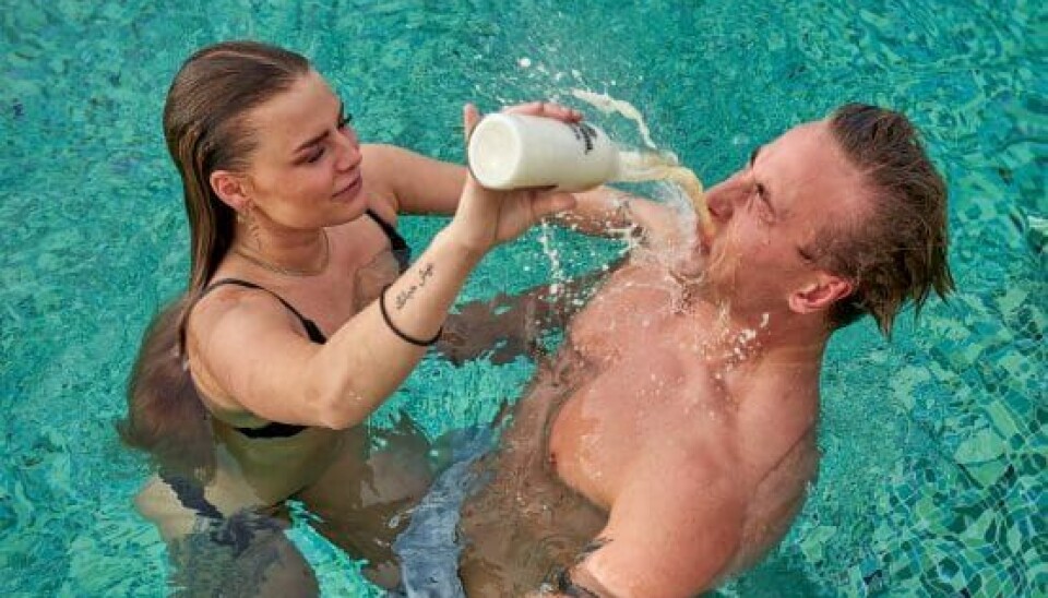 Der blev da også drukket en del i løbet af dagens pool party. (Foto: Janus Nielsen.)