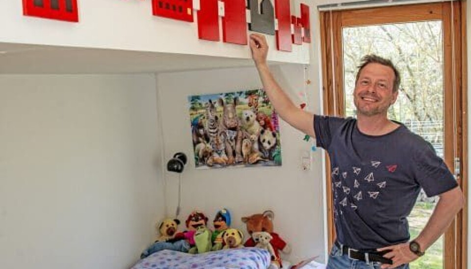 Af OSB- plade har Ask lavet en sengehest, som han på kreativ vis har skåret ud som en by til stor glæde for parrets fælles datter, Frida på syv år (Foto: Michael Stub)