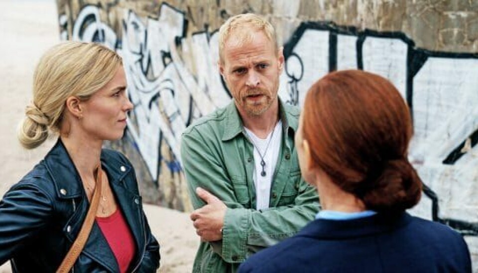 Maria spiller sammen med Carsten Bjørnlund, 47, i 'Hvide Sande'. – Vi har virkelig arbejdet hårdt på den her serie, og det har været intenst. Jeg kunne ikke forestille mig en bedre medspiller end Carsten. Han er både dygtig menneskeligt og som skuespiller (Foto: Martin Dam Kristensen/TV 2)