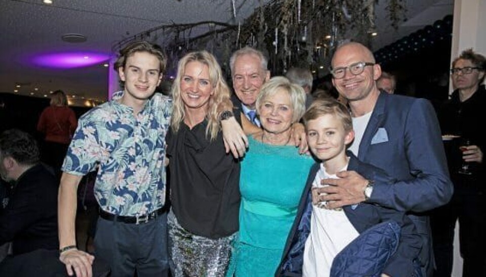 Hilda Heick var omgivet af Annette, 49, barnebarnet Elliot, 16, Keld, 75, barnebarnet Storm, 11, og svigersønnen Jesper Vollmer, 46, ved premieren på musicalen 'MammaMia' sidste år (Foto: Lars E. Andreasen)