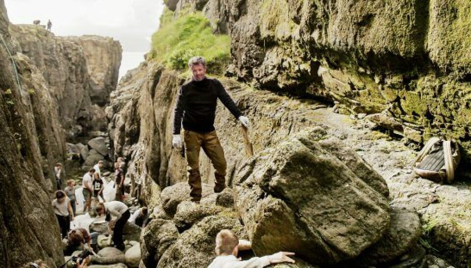 I en dyb kløft samlede Frederik sammen med lokale ildsjæle en stor mængde plastik, der var skyllet op fra havet (Foto: Morten Kruger)