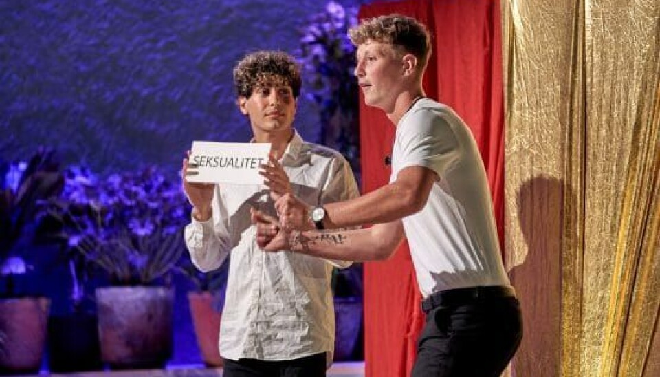 Sinan og Nicklas performede ud fra temaet 'seksualitet'. (Foto: Janus Nielsen.)