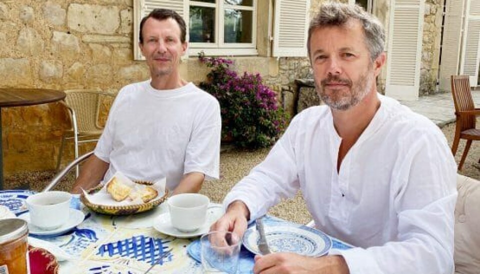Kronprinsen på besøg hos sin bror i Frankrig efter hans blodprop sidste sommer. Nu håber Joachim på endnu en mulighed for en broderlig samtale (Foto: Kongehuset)