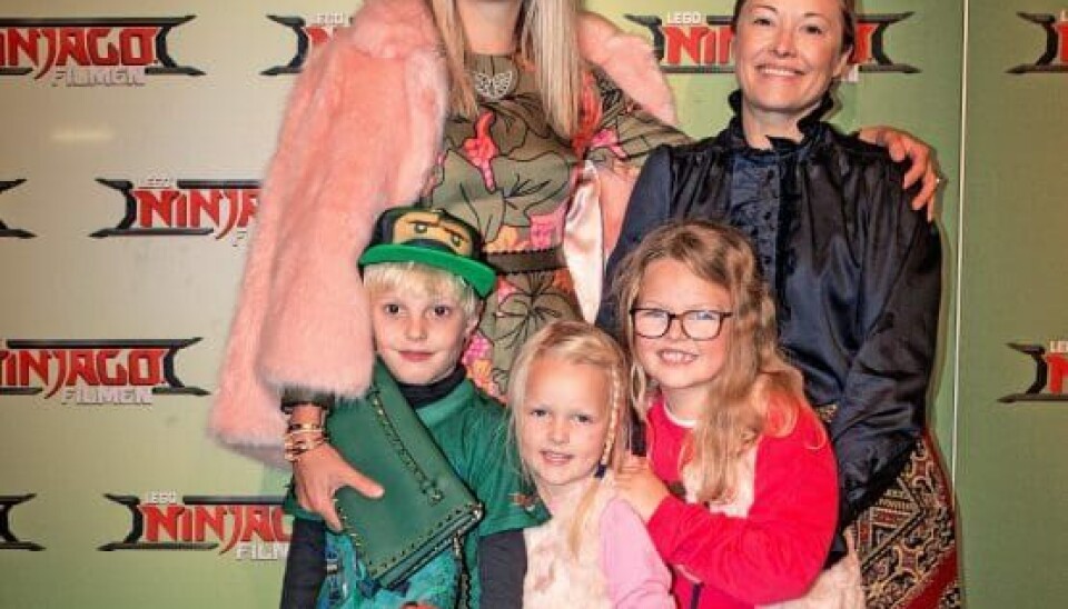 Caroline Fleming og Louise Iuel Albinus med tre af deres børn, Caroline med Nicholas og Louise med Elisabeth Rose og Marie-Louise (Foto: Malene Porup)