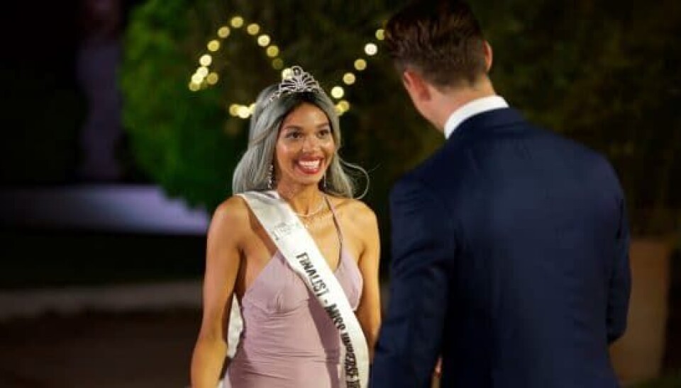 De andre piger er ikke helt klar på de spilleregler, Miss Universe finalist Michaela følger (Foto: Lotta Lemche/TV 2))