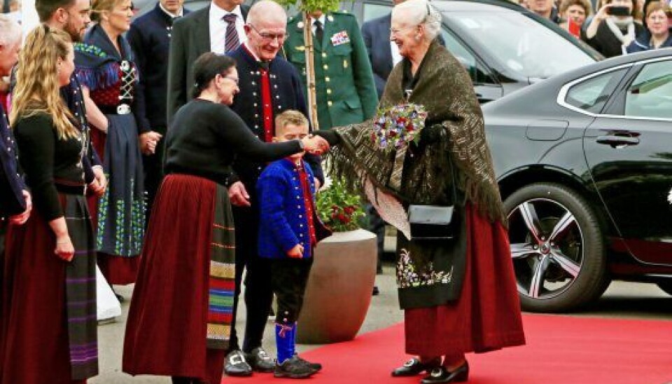 Da dronningen i bygden Toftir blev modtaget af borgmester Súni é Hjøllum, rakte hans hustru, Engilbjørg Engelbrethsdóttir, hånden frem til goddag. Hun fik et håndtryk af majestæten – måske det første, hun har givet siden Corona-nedlukningen sidste år (Foto: Chris Christophersen/Royal Press Photo)