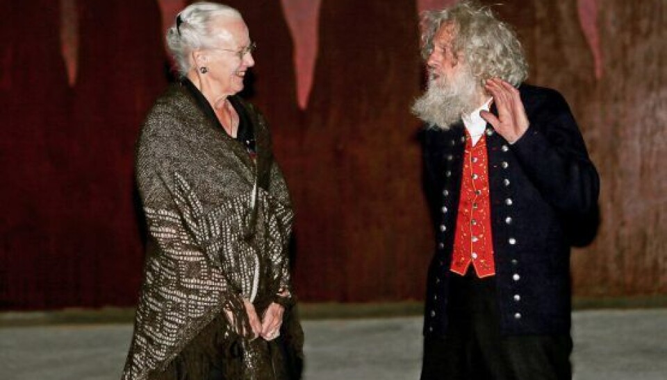 I Færøernes længste tunnel, Østerø-tunnelen, mødte dronningen 73 meter under havets overflade kunstneren Tróndur Patursson, 77, og så hans kunstværk, der pryder væggen (Foto: Chris Christophersen/Royal Press Photo)
