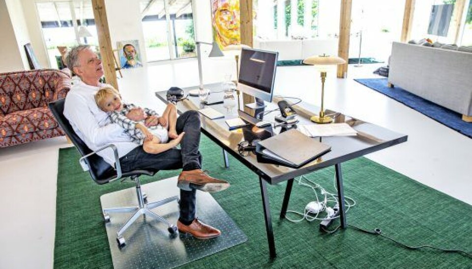 Adam på skødet af far ved arbejdsbordet (Foto: Michael Stub)