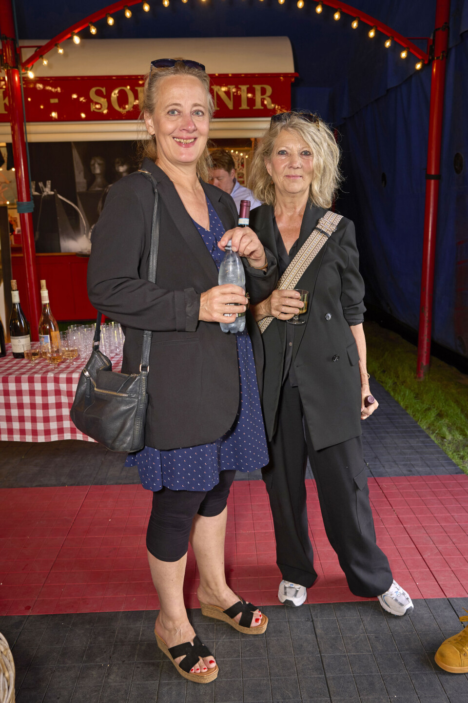 Rikke Wölck, 69, med veninden Berit Maj Lundberg, 56. På DR TV kan man lige nu streame tv-serien 'Landsbyen' fra 1990 med Wölck og Østergaard på rollelisten.