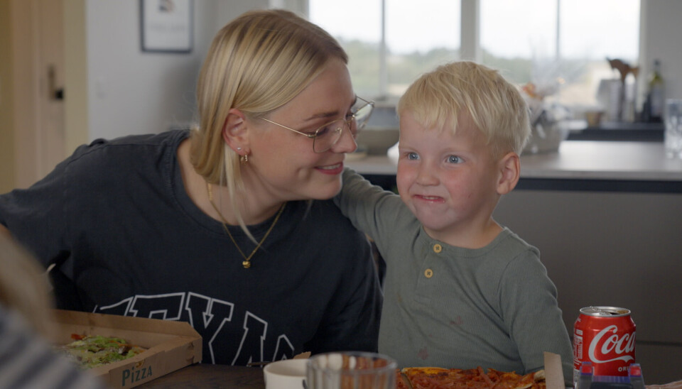 Konrad sammen med sin mor Cecilie Strøm Jespersen.