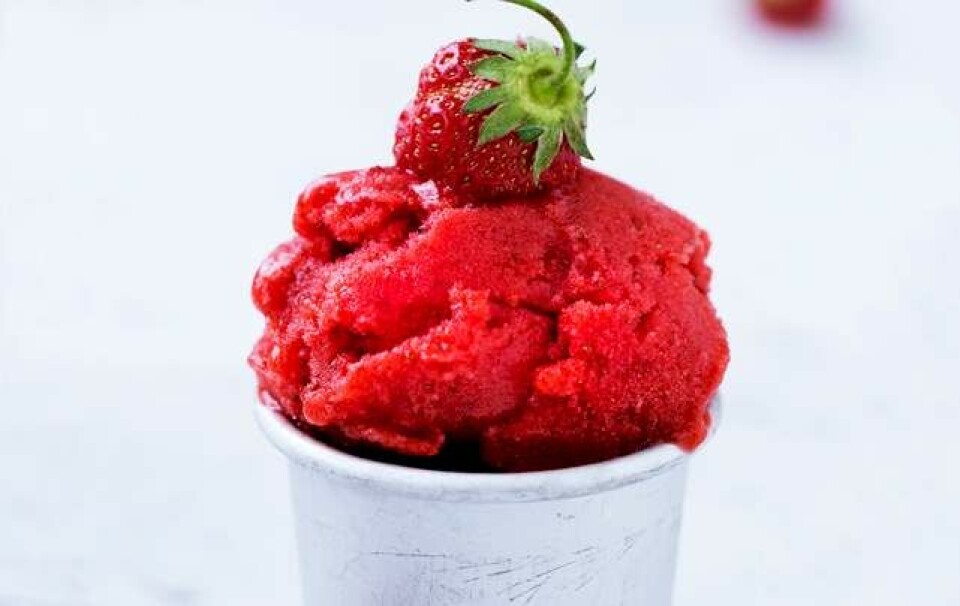 Få opskriften på den lækreste, letteste jordbærsorbet
