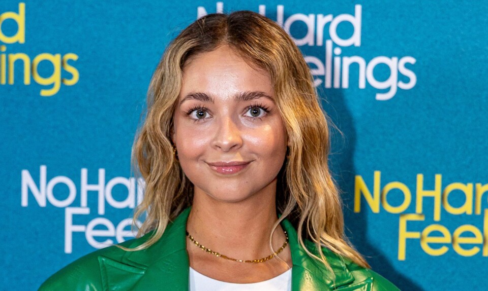 Julie Kriegler ser ind i kameraet og smiler