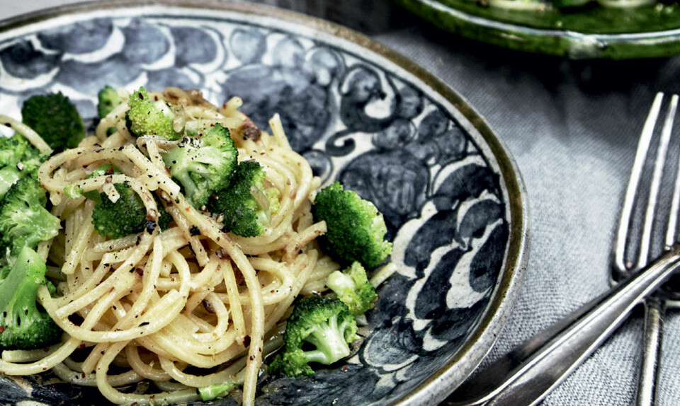 Spaghetti med broccoli og ansjos