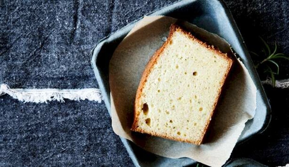 Kage opskrift med rosmarin og æble