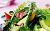Salat med oksekød og spicy dressing