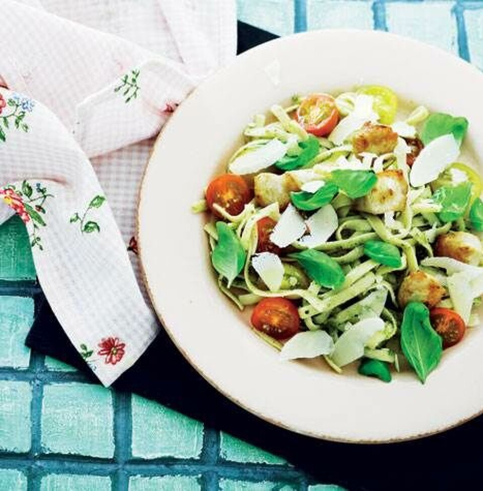 Pasta med kylling, pesto og tomater