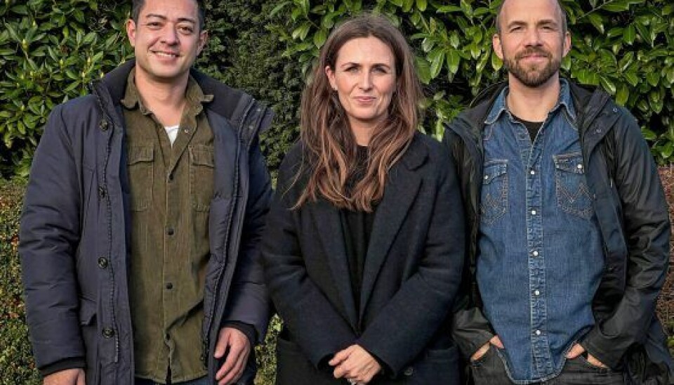 Tømrer Dennis Salomonsen, ejendomsmægler Line Franck og designer Søren Vester hjælper trængte boligejere med at få solgt deres hus. (Foto: (Lars Rasmussen/Nordisk Film/DR)