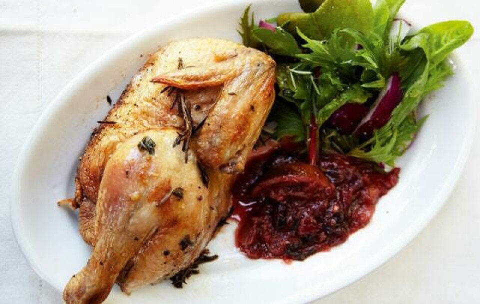 Ovnstegt kylling med spicy rabarberchutney og salat