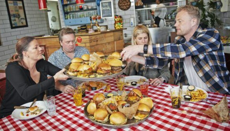 Sammen med Rikke Hørlykke, 45, Mette Blomsterberg, 51, og Christian Degn, 42, spiste Johnny kun fastfood i tre uger. (Foto: Henrik R. Petersen, Lars E. Andreasen, TV 2, og Henning Hjorth/Ritzau Scanpix)