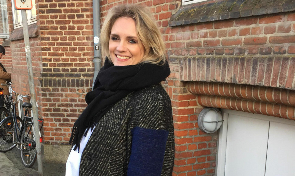 Graviditet er en smart løgn i en pladderromantisk Hugh Grant-film