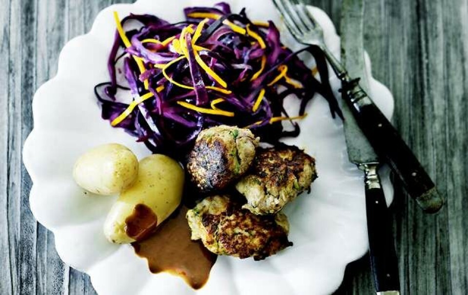 Sundere og grønnere frikadeller, brun sovs og rødkål