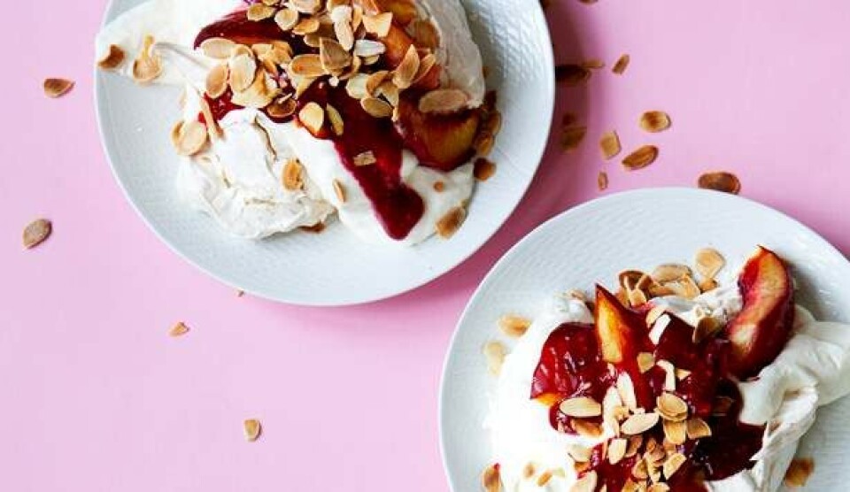 Opskrift på peach melba pavlova