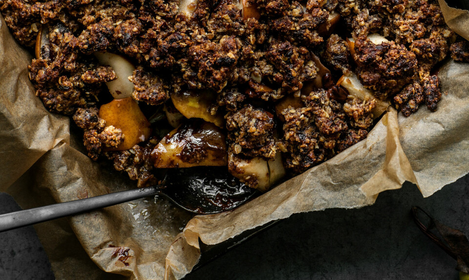 Pærecrumble med dadler og valnødder