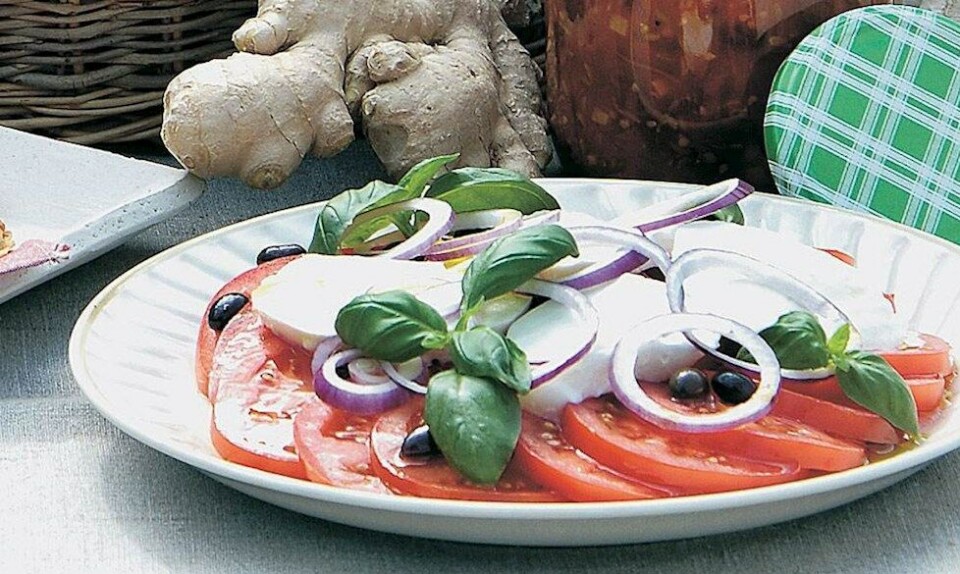 Tomatsalat med mozzarella og basilikum