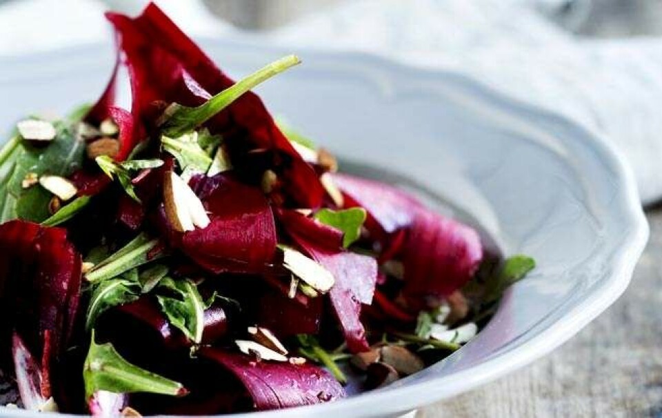 Sprød rødbedesalat med ingefær og mandler