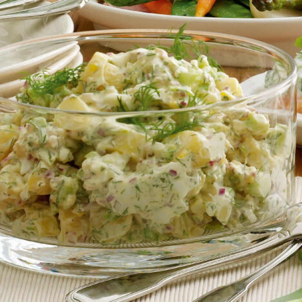 Kartoffelsalat med hårdkogte æg og dild