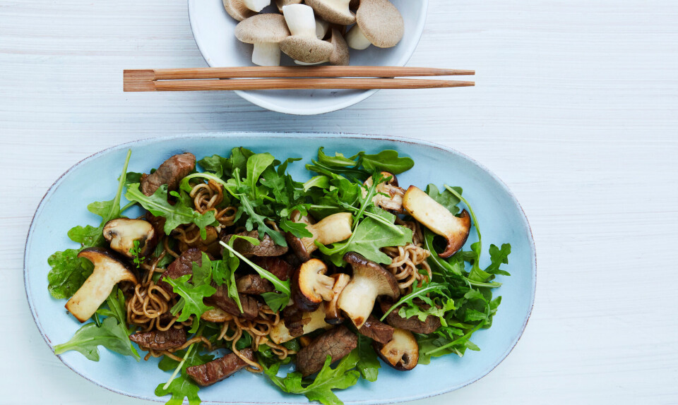 Lynstegt kalv med rucola og svampe