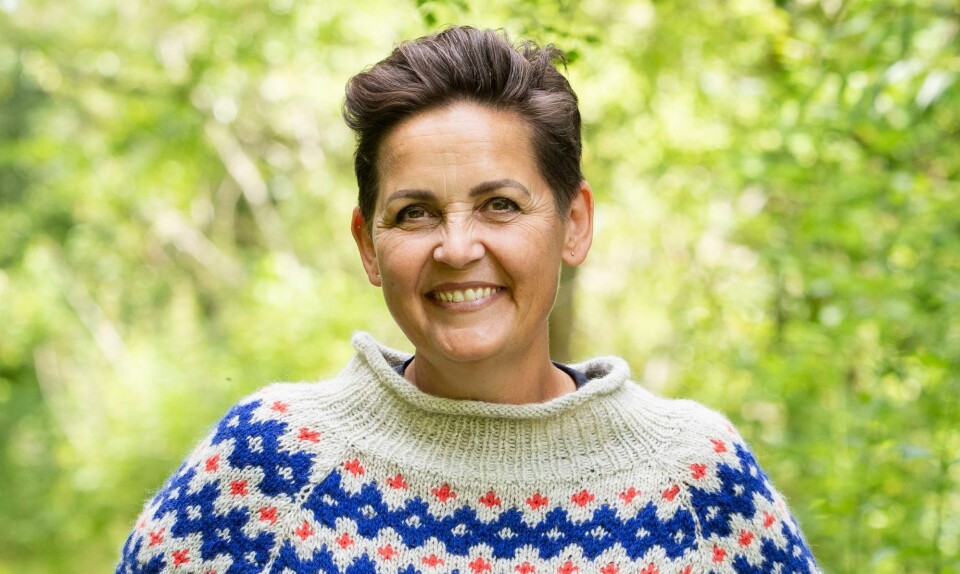 Pia Olsen Dyhr ser ind i kameraet og smiler