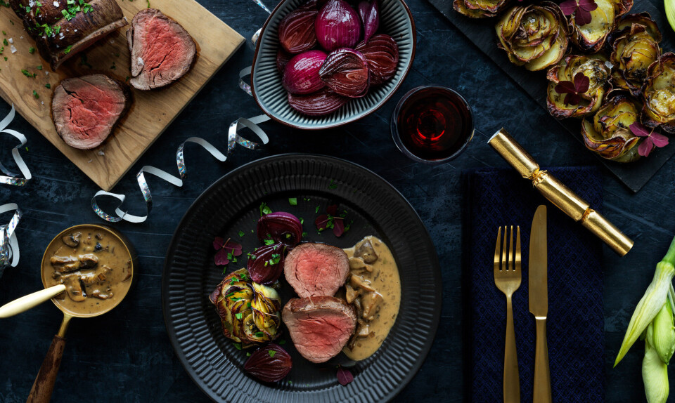 Oksemørbrad med svampesovs, kartoffelroser og rødvinskogte rødløg
