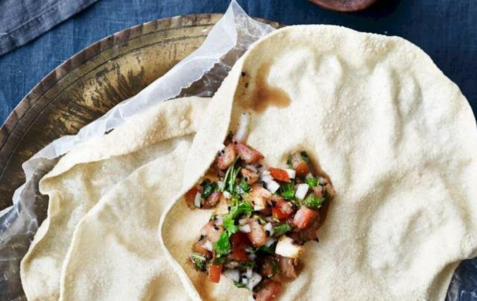 Sådan laver du indiske papadum med krydret tomattopping