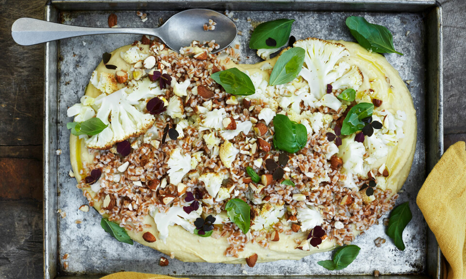 Bagt blomkål og hummus på gule ærter
