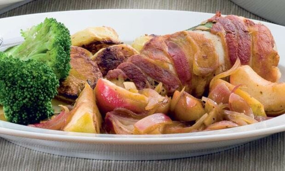 Kyllingebryst stegt med bacon og salvie