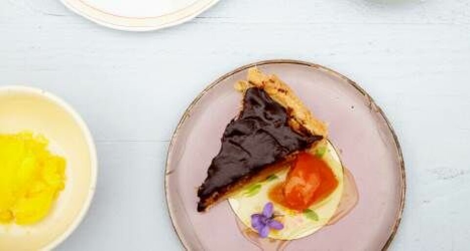 Mandeltærte med appelsinsirup og appelsinis