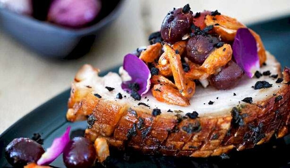 Opskrift på kamsteg med krydderurter og kompot af blå druer