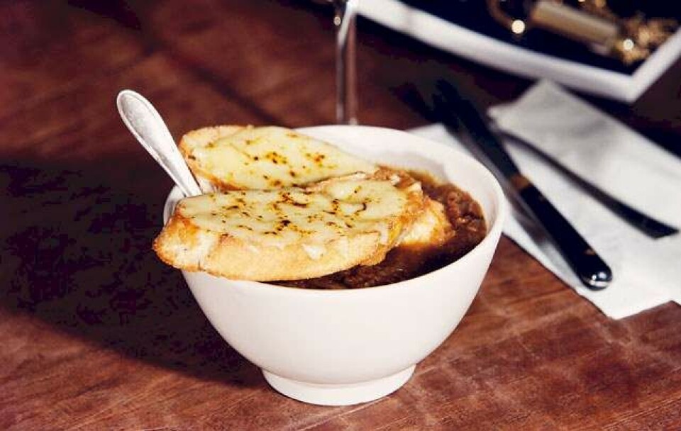 Opskrift på klassisk løgsuppe med grillede ostebrød