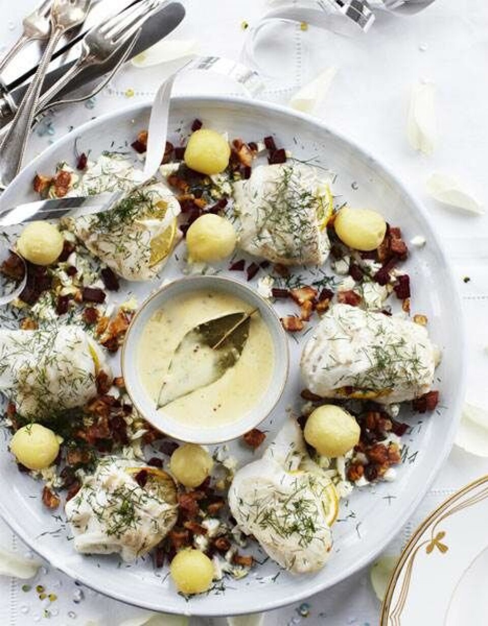 Bagt torsk med sennepssauce, kartofler, hårdkogte æg, rødbede, bacon og dild