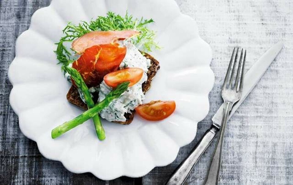 Opskrift på hønsesalat med sprød serranoskinke