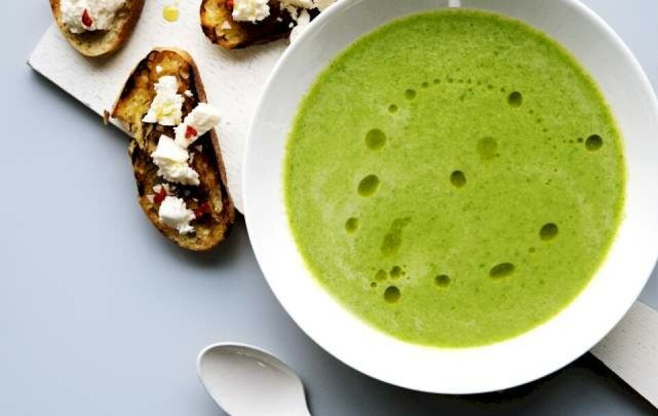 Ærtesuppe med sprøde fetabrød
