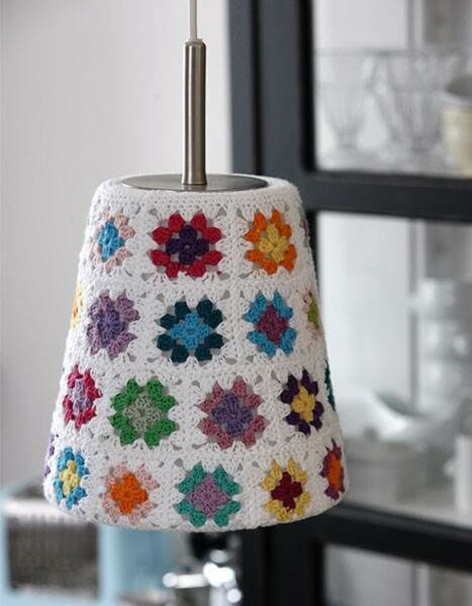 Hæklet lampe med oldemorfirkanter fra Hendes Verden