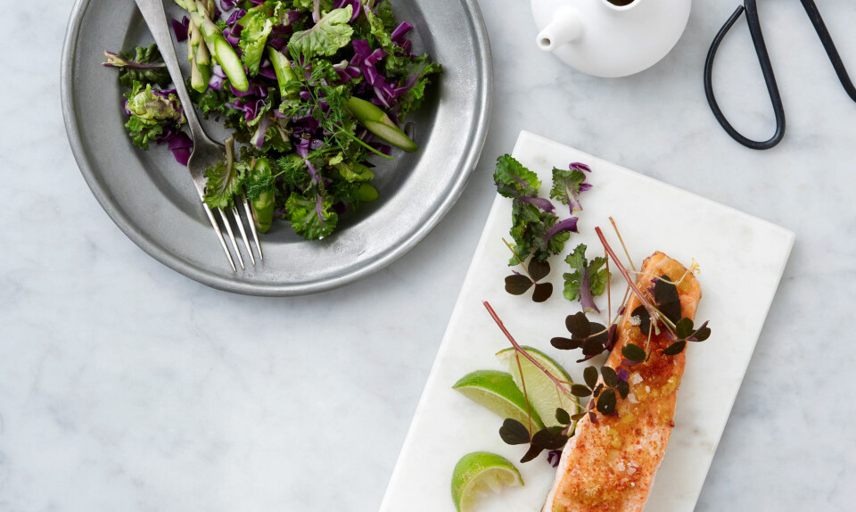 Laks bagt med ingefær og spidskålsalat
