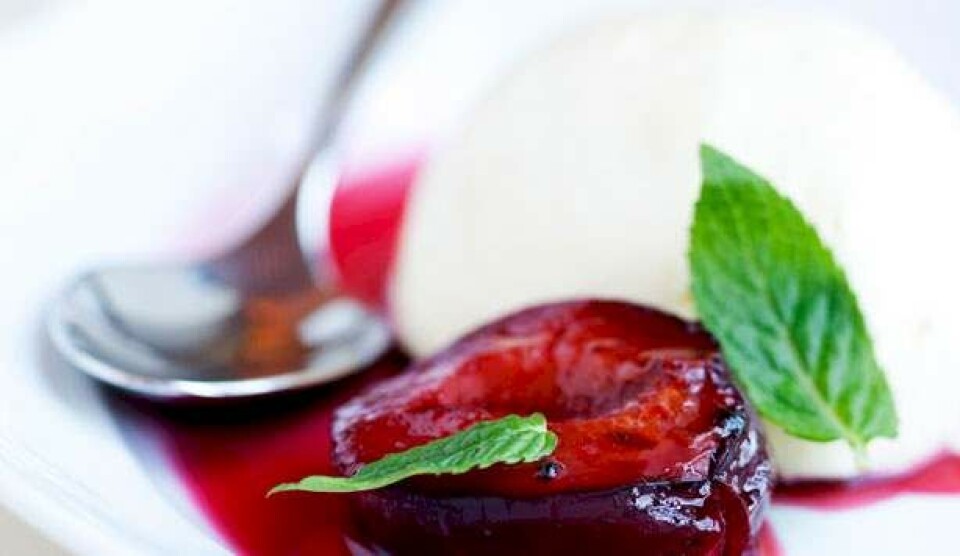 Opskrift på panna cotta med bagte blommer
