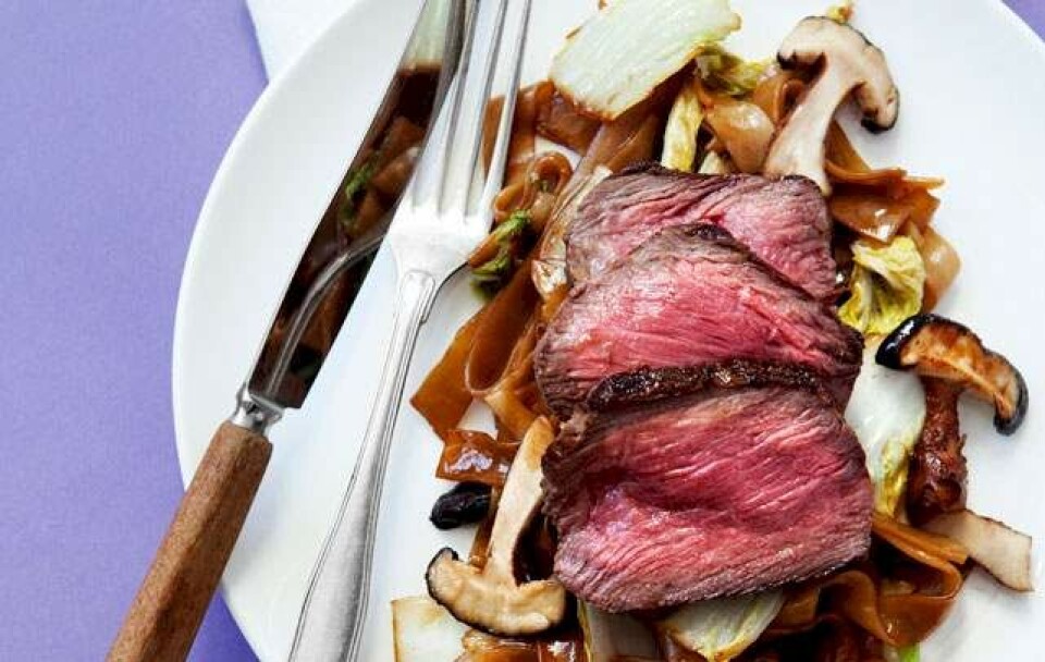 Opskrift på steak og glasnudler med lynstegt kinakål og svampe i sød soja